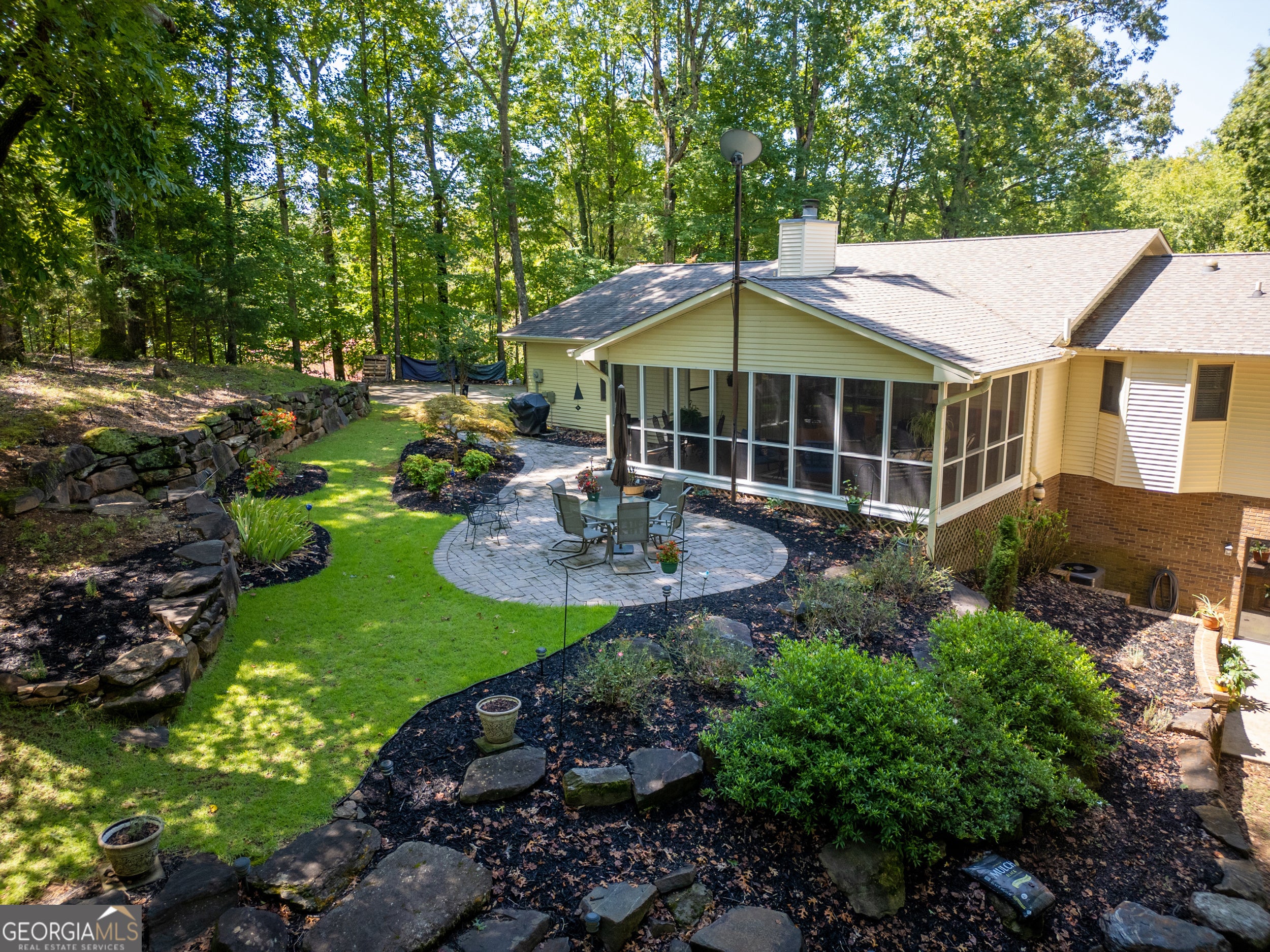 910 Chickasaw Dr — photo
