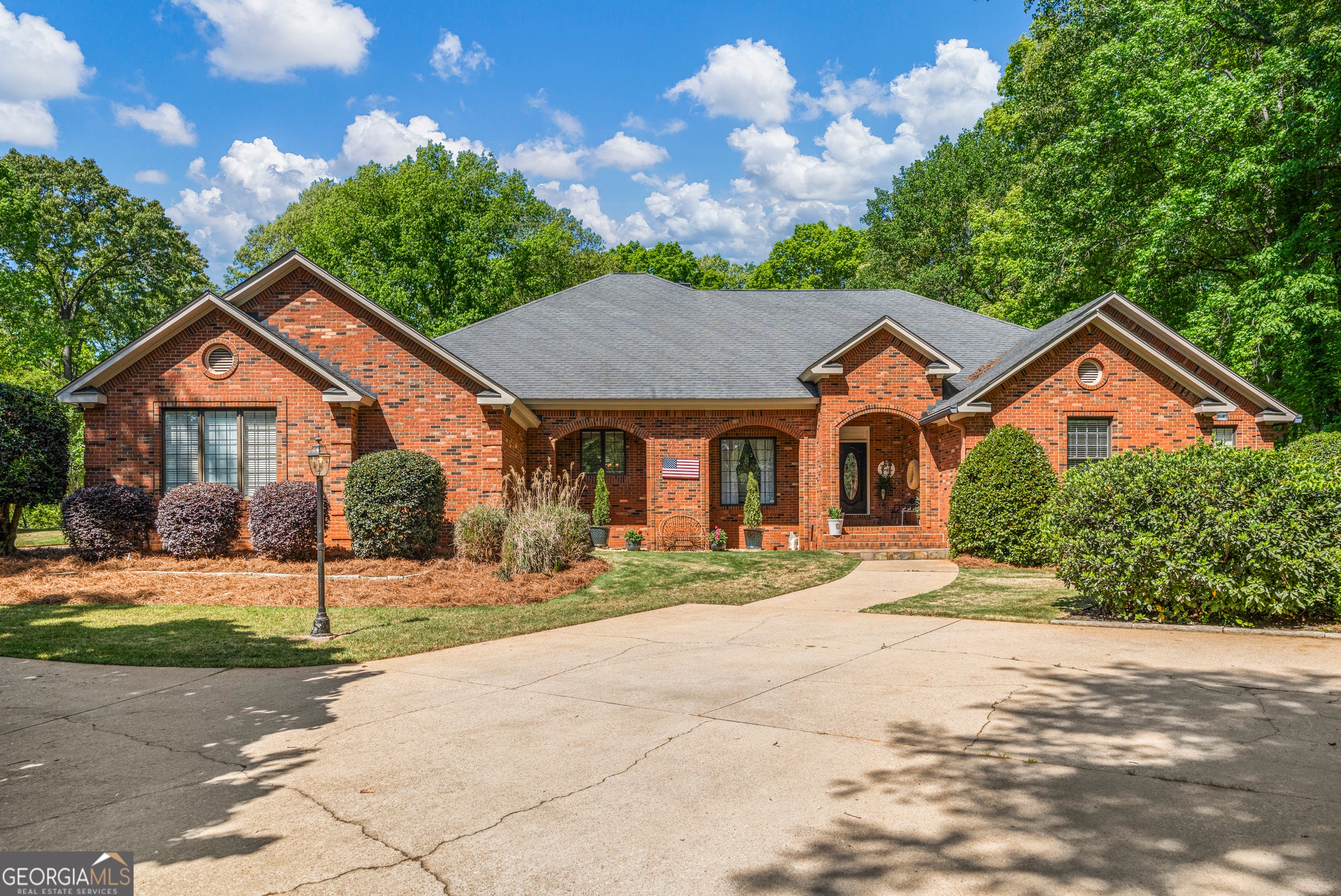 1017 Riverside Dr — photo