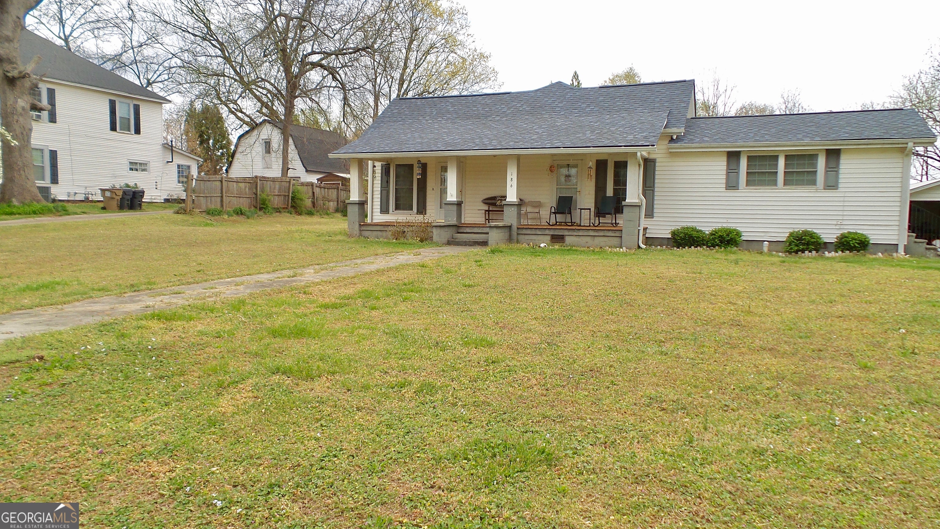 186 Railroad Ave — photo