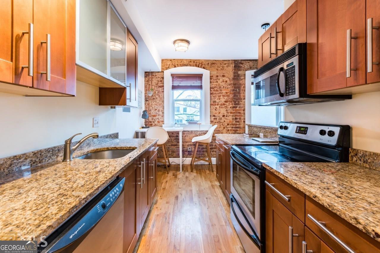 373 Moreland Ave NE 206 — photo