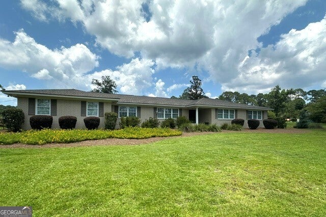 300 Lewis Dr — photo