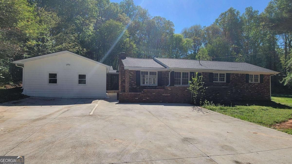 5686 Woodland Dr — photo