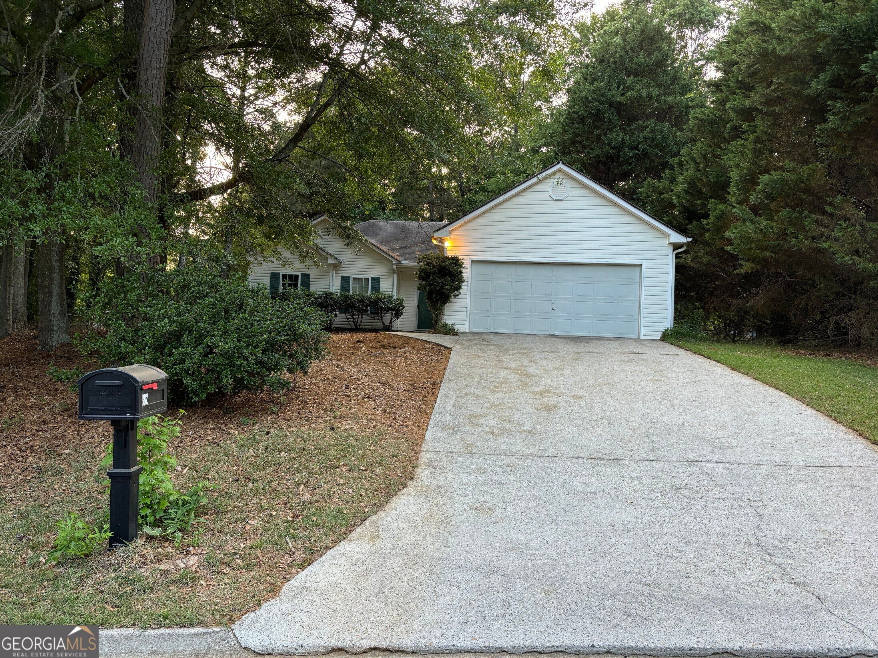 882 Whispering Way — photo