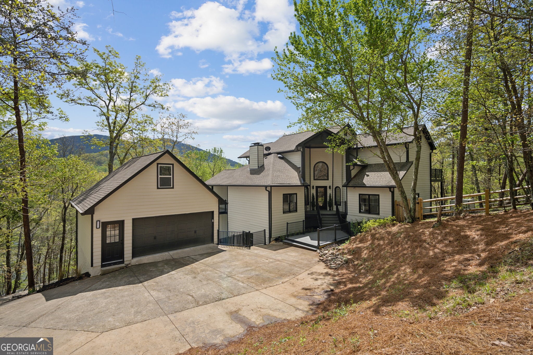 2020 Tamarack Dr — photo