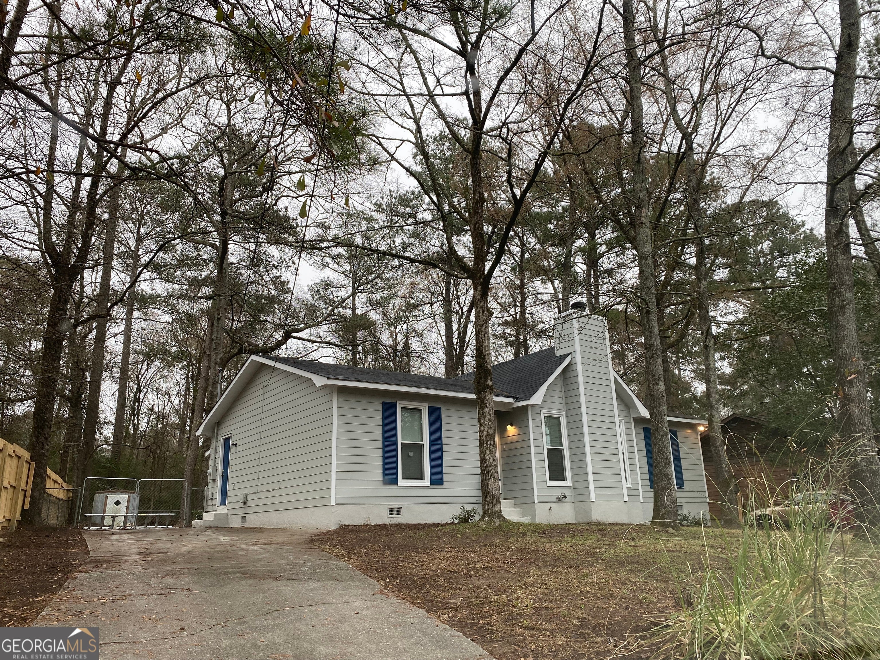 260 Edgewater Dr — photo