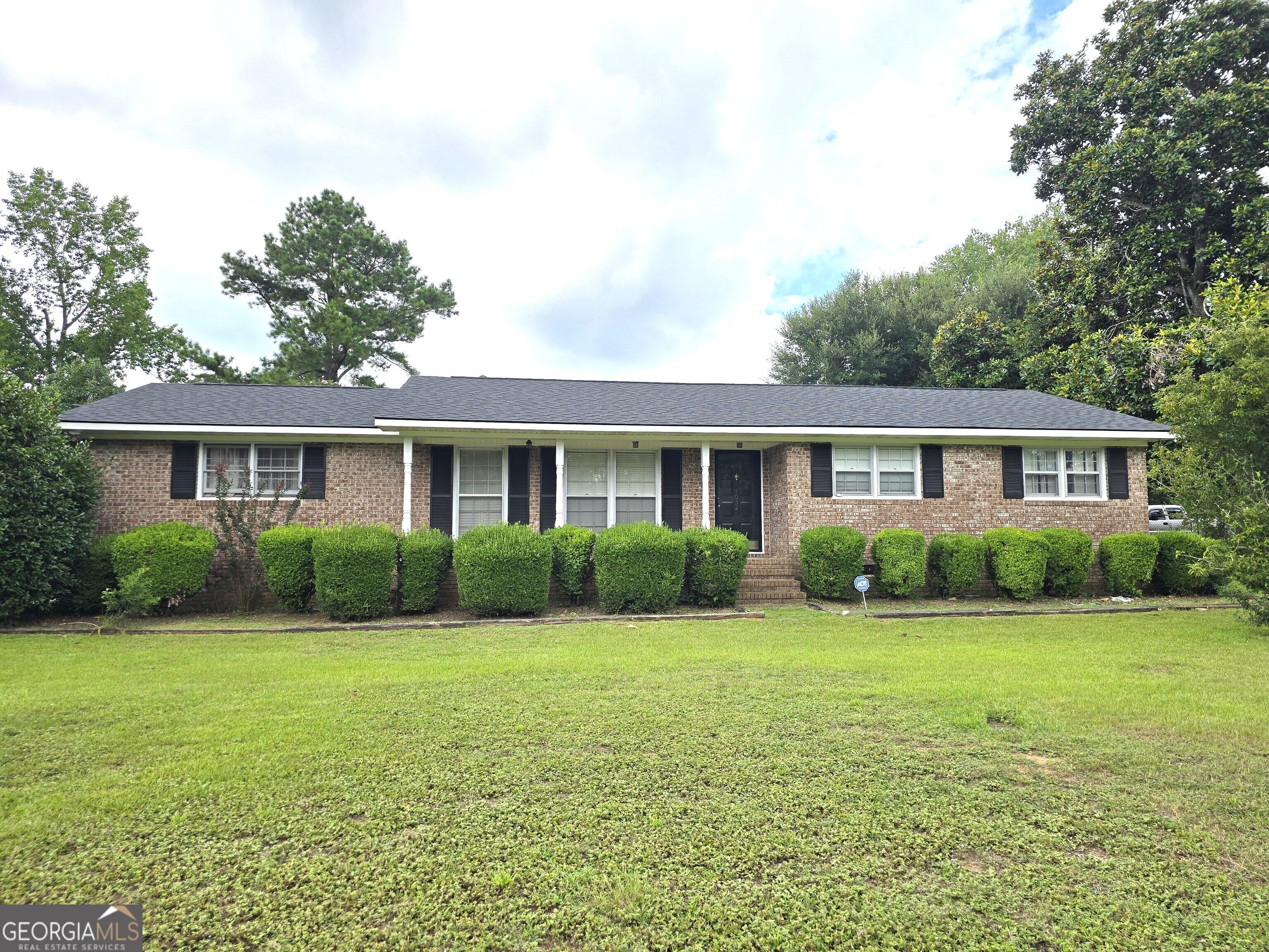 1052 Fairlane Dr — photo