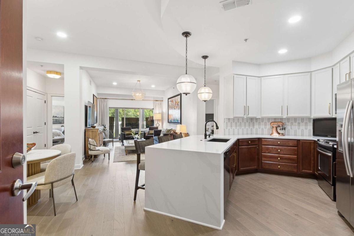 200 River Vista Dr 727 — photo