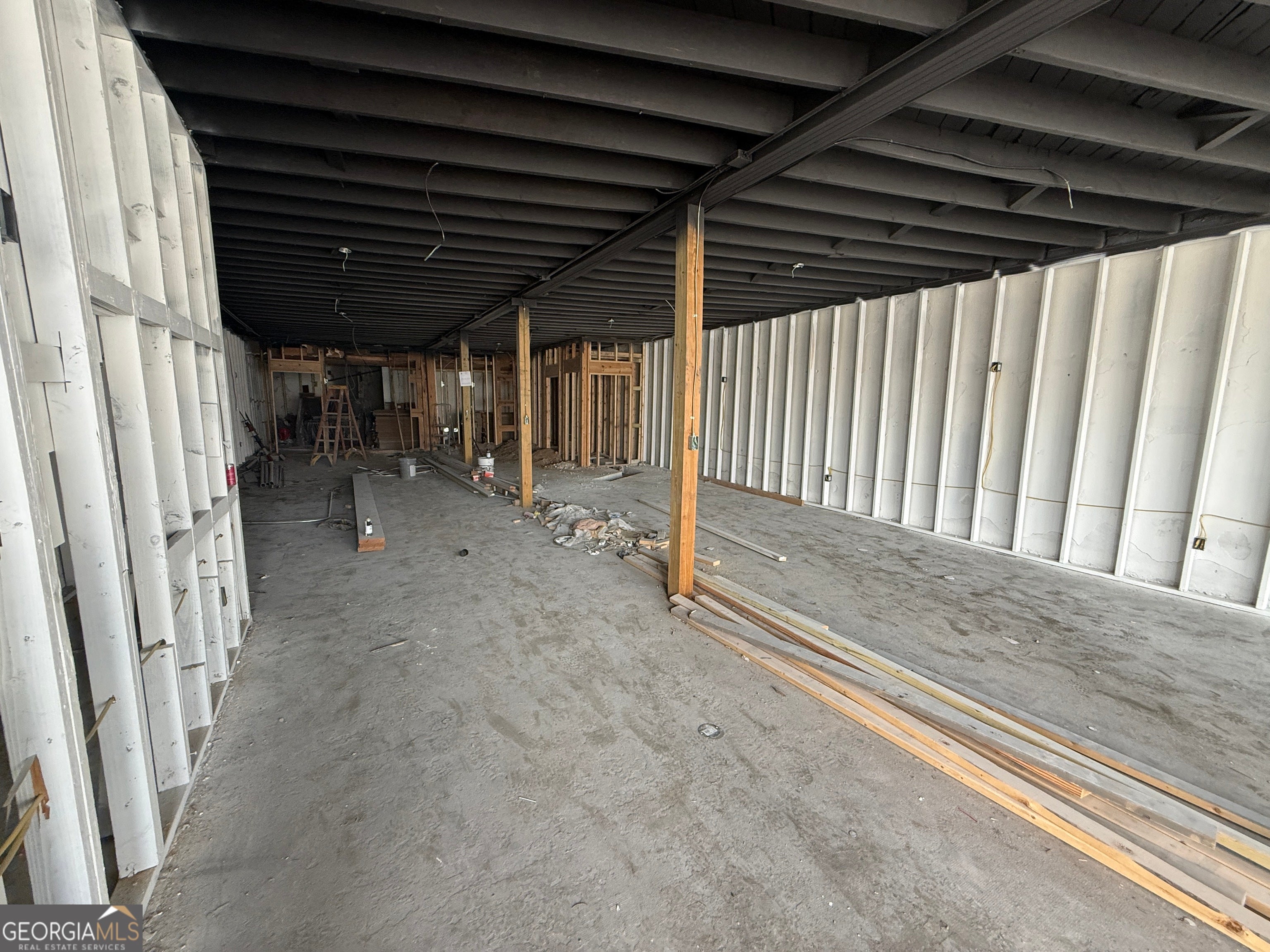114 S Commercial Cir — photo