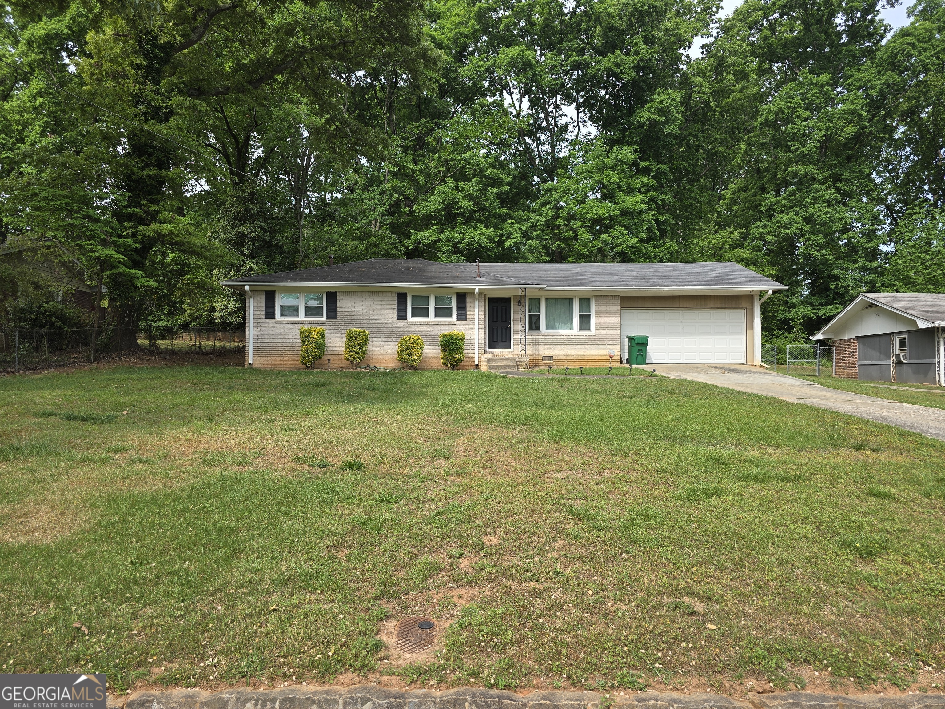 2717 Hutch Dr — photo