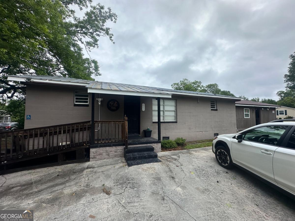 648 Ellington Ave — photo