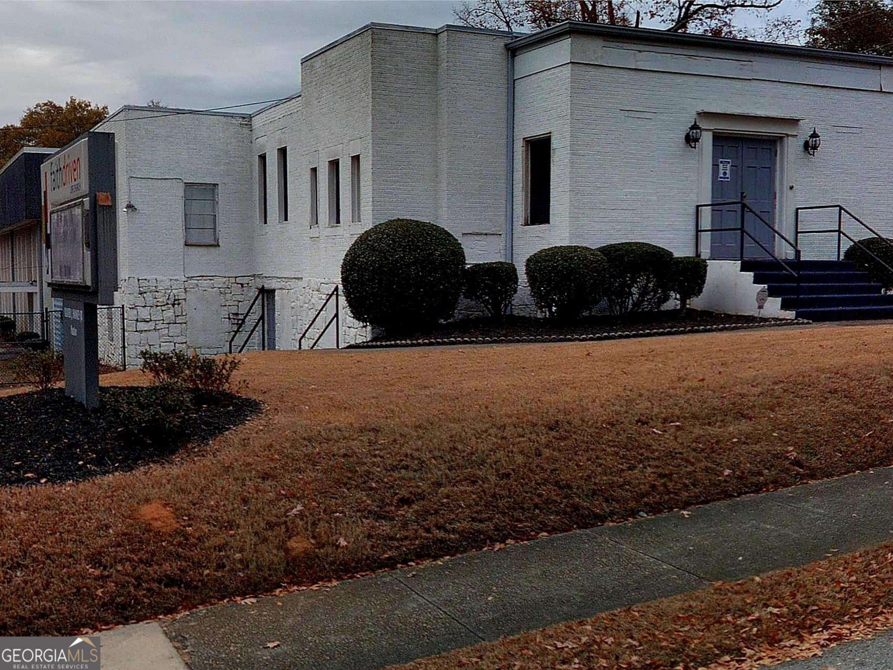 2822 Randall St — photo
