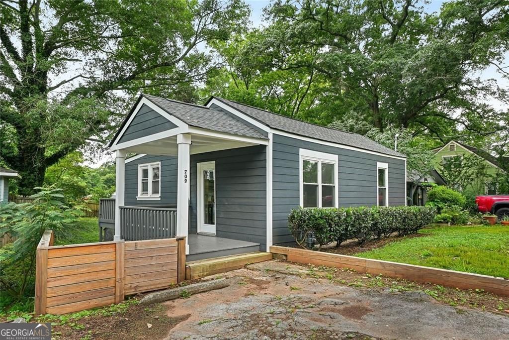 709 Francis Ave SE — photo