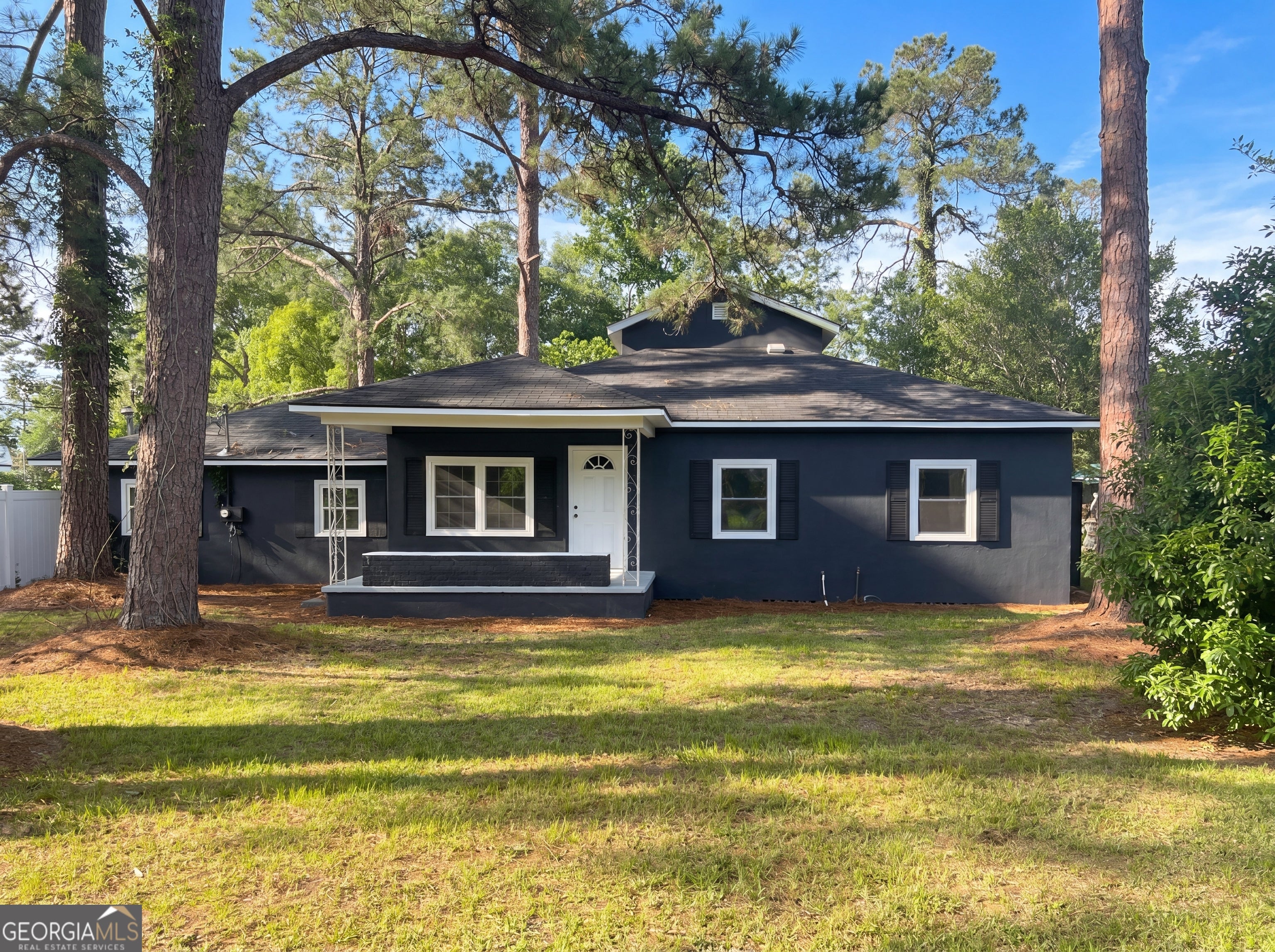 601 Community Dr — photo