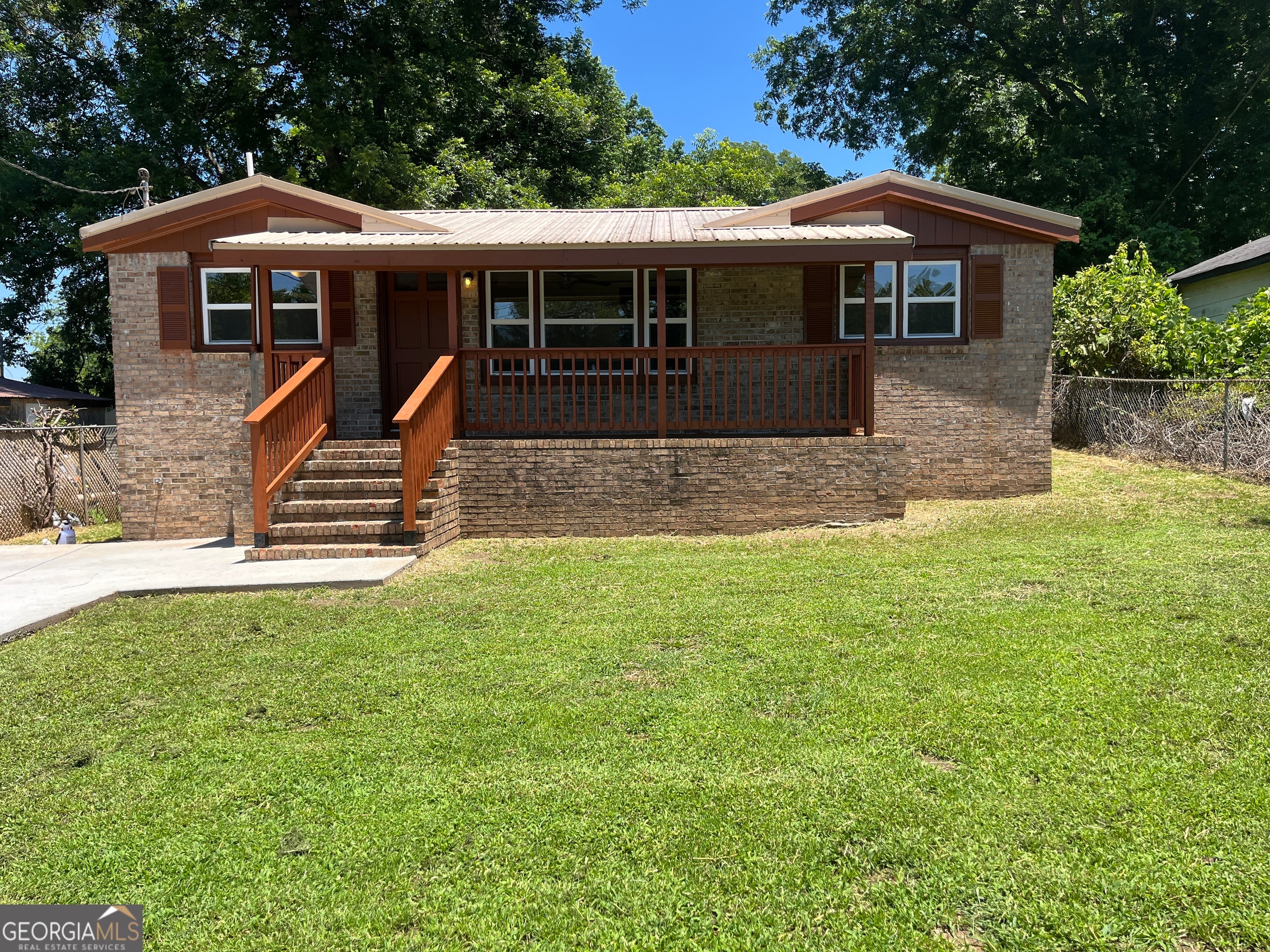 300 Hunt Cir — photo