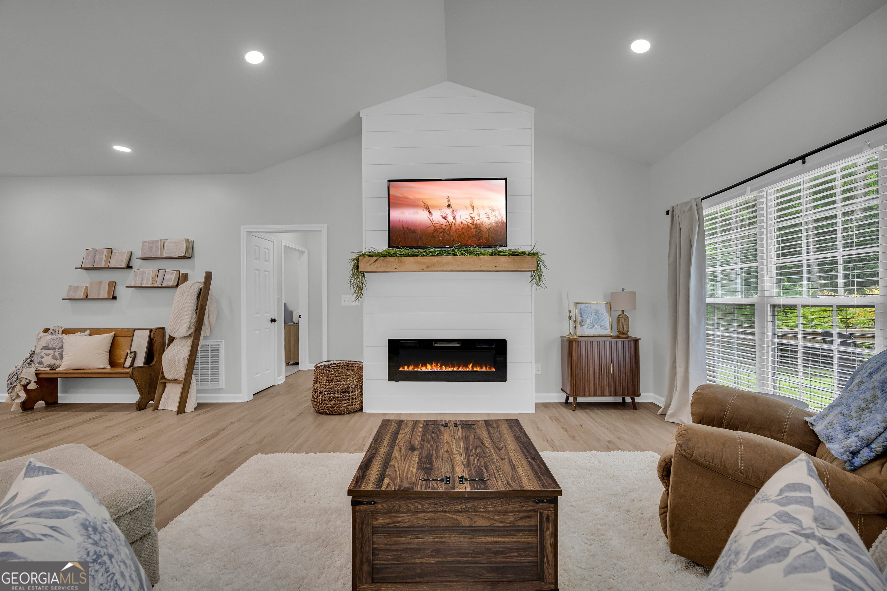 163 Tuxedo Dr — photo