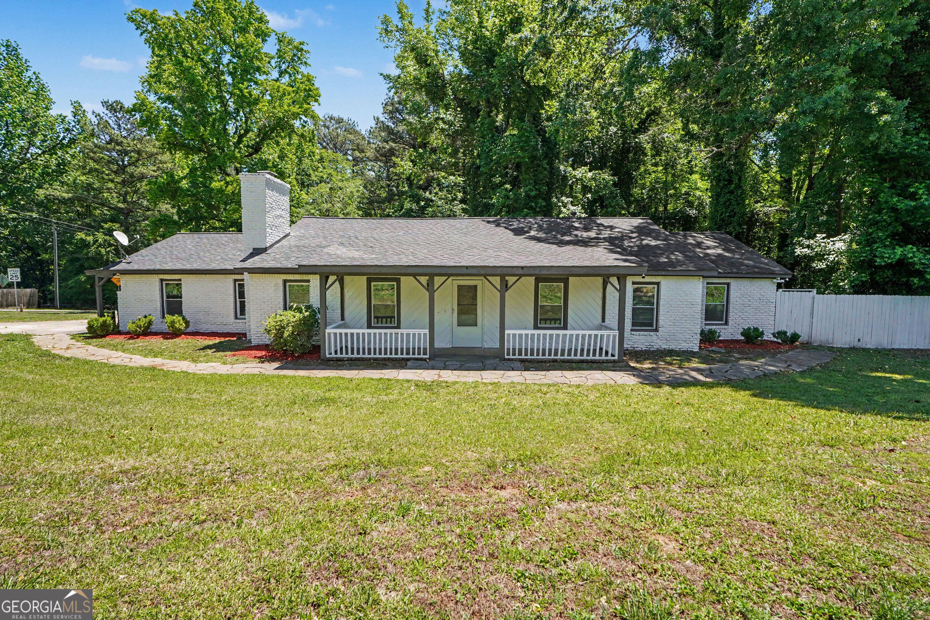 592 Henderson Rd — photo