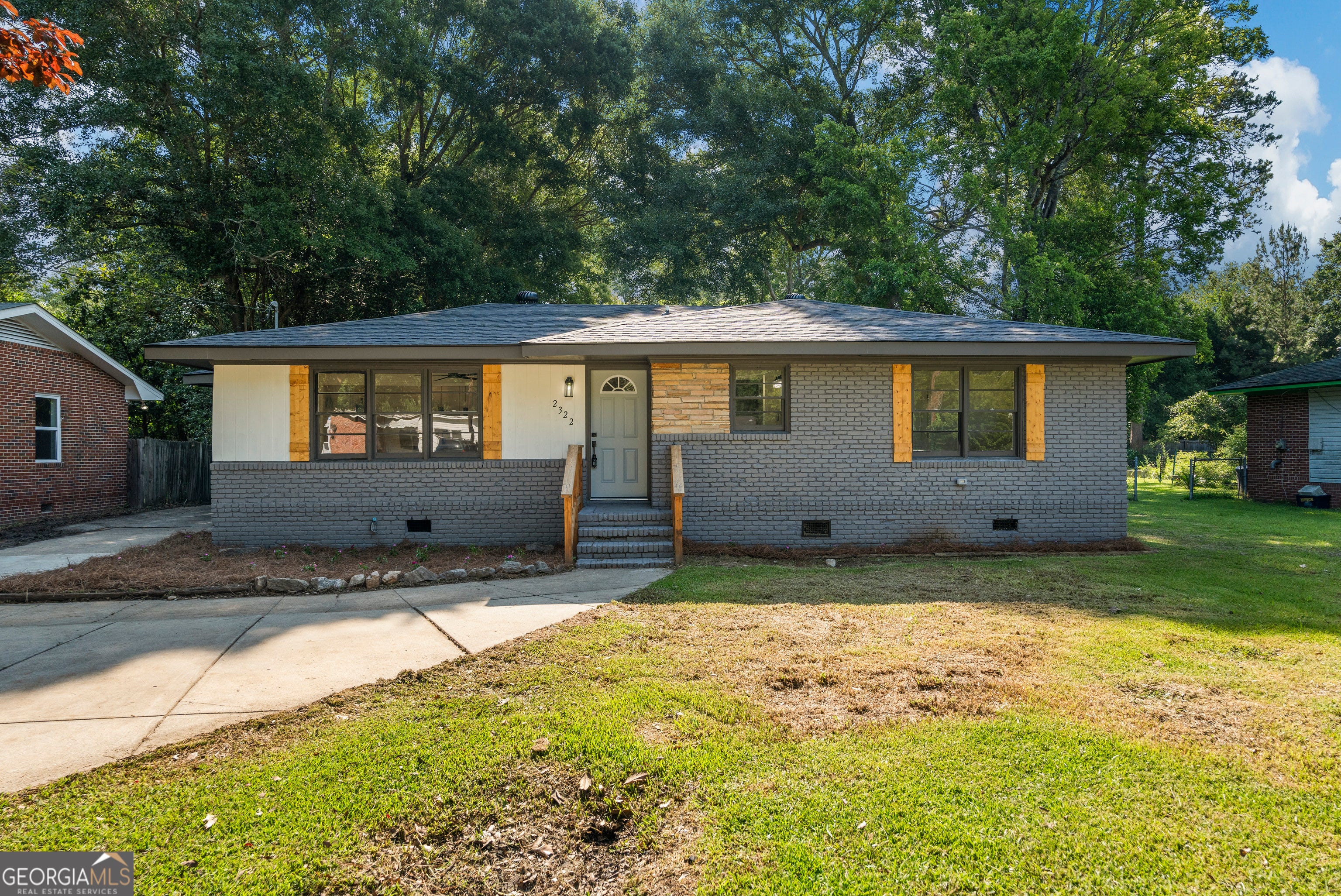 2322 Laurel Dr — photo