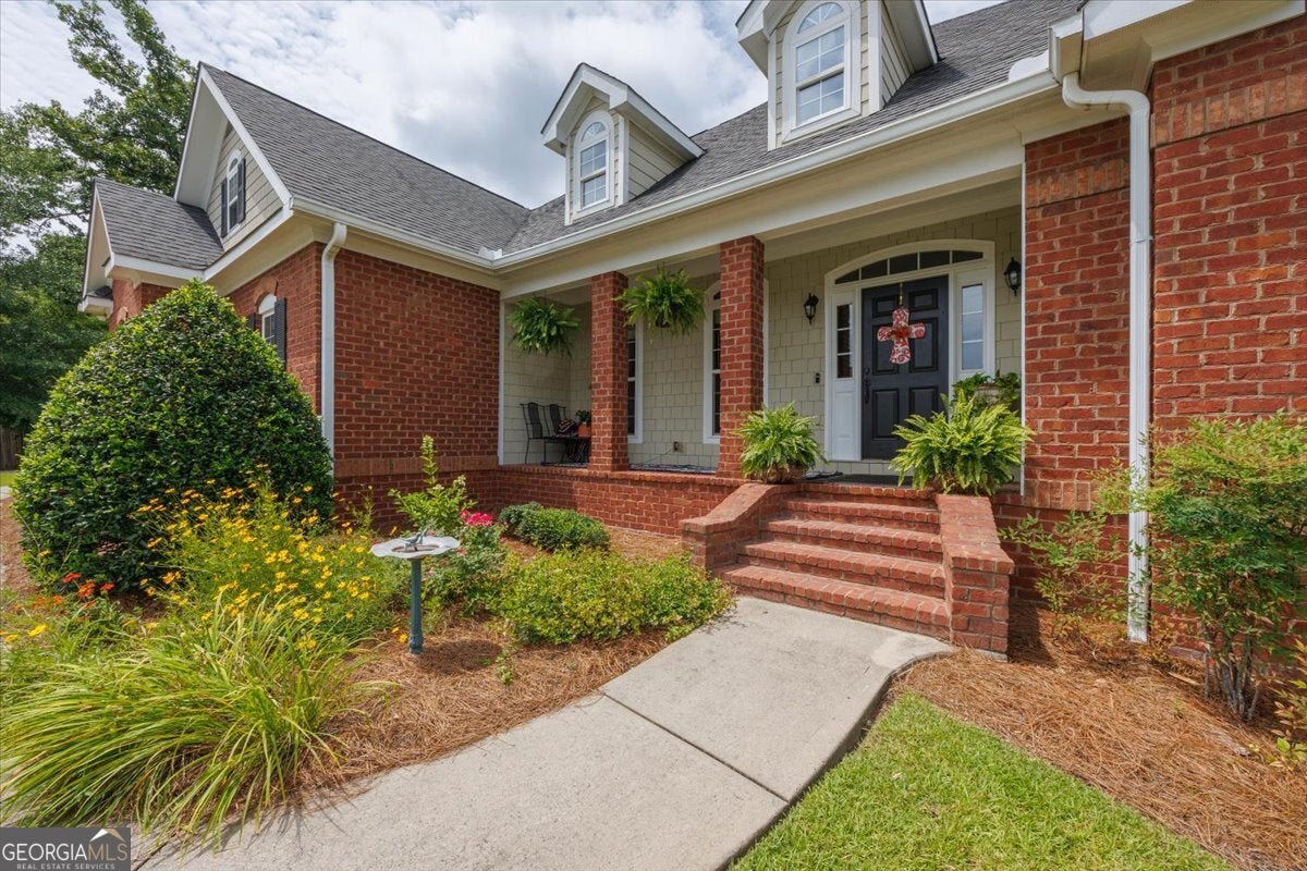210 Oberon Pl S — photo