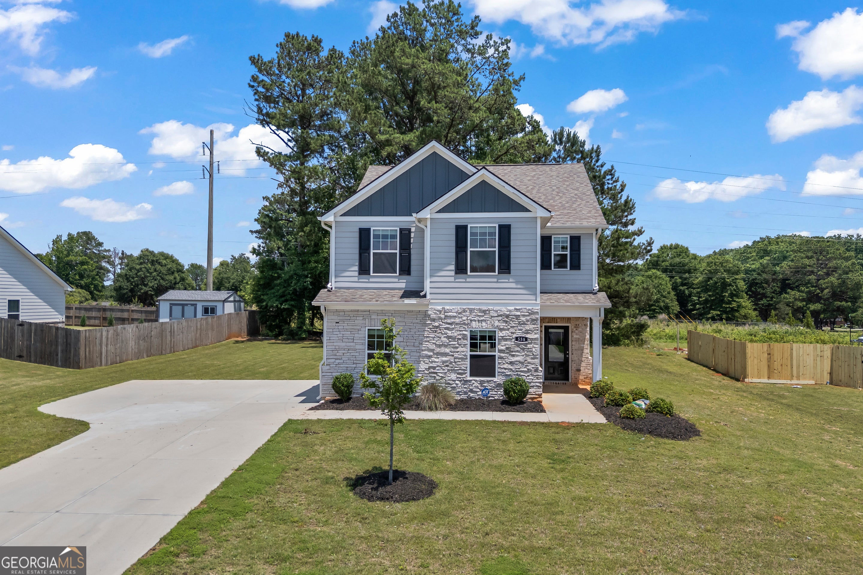 558 Meadows Farm Dr — photo