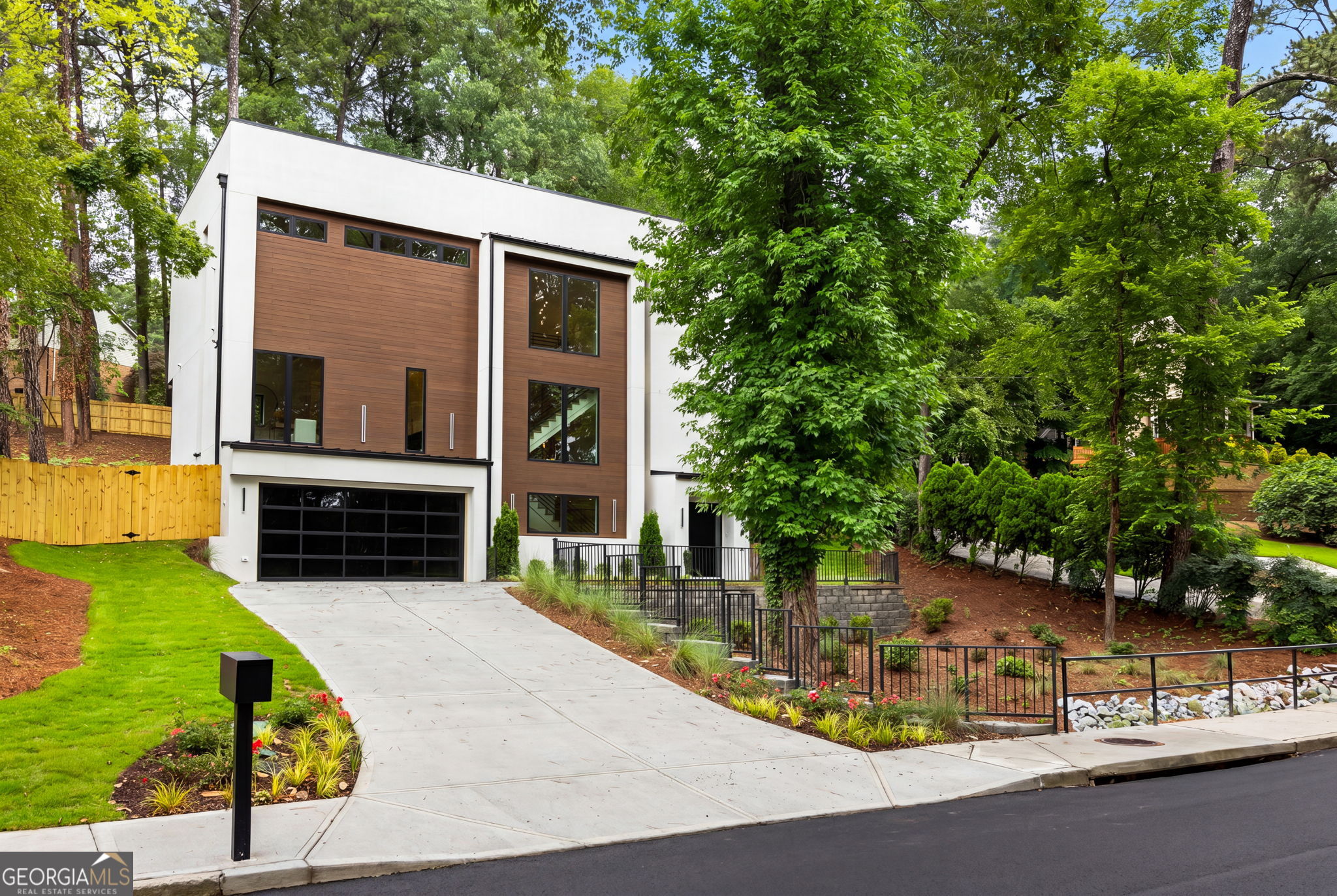 2822 Shady Valley Dr NE — photo