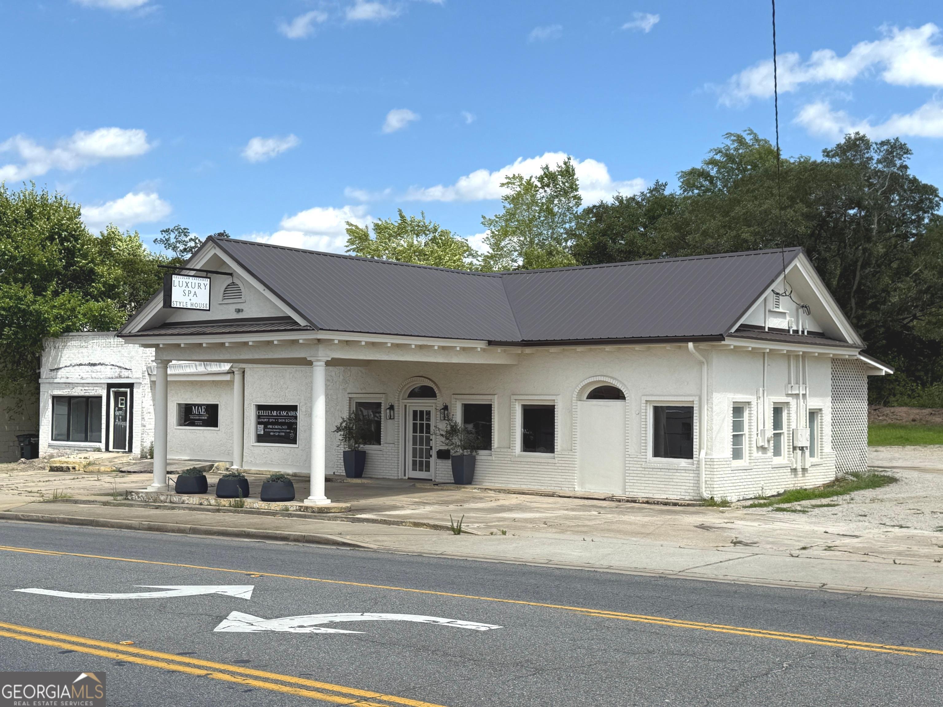 215 E Main St — photo