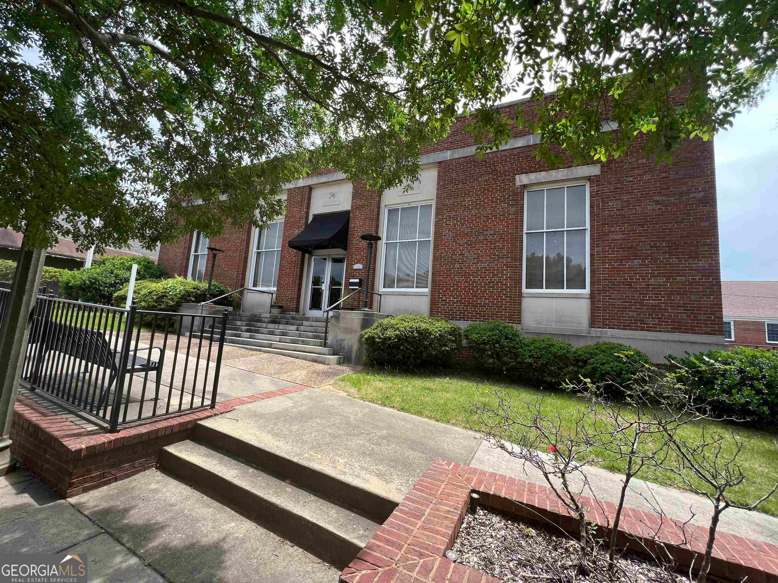 133 W Main St — photo