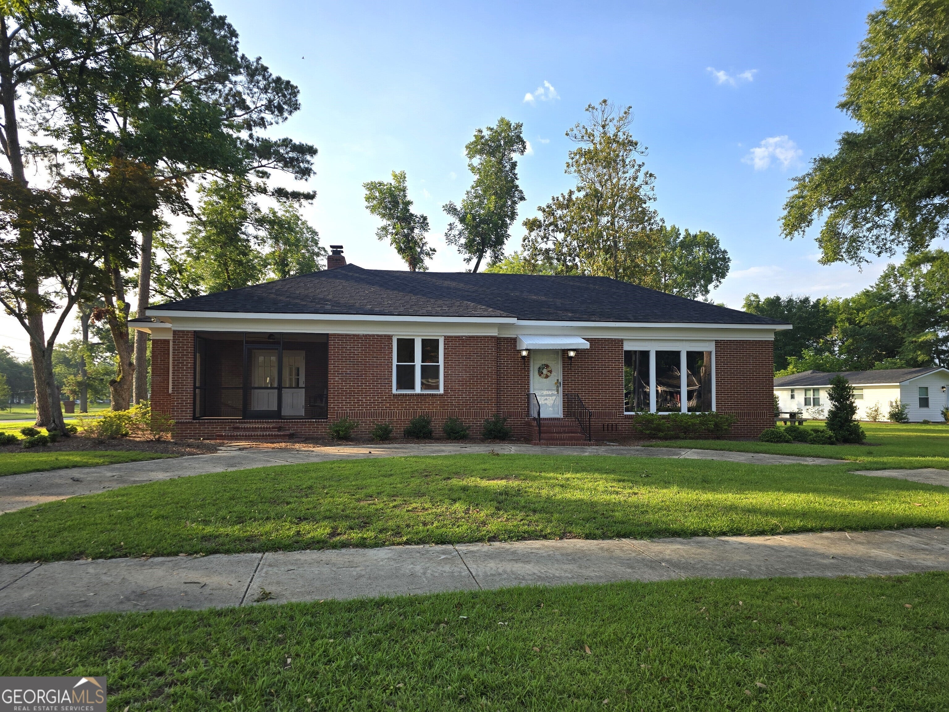 834 Academy Dr — photo