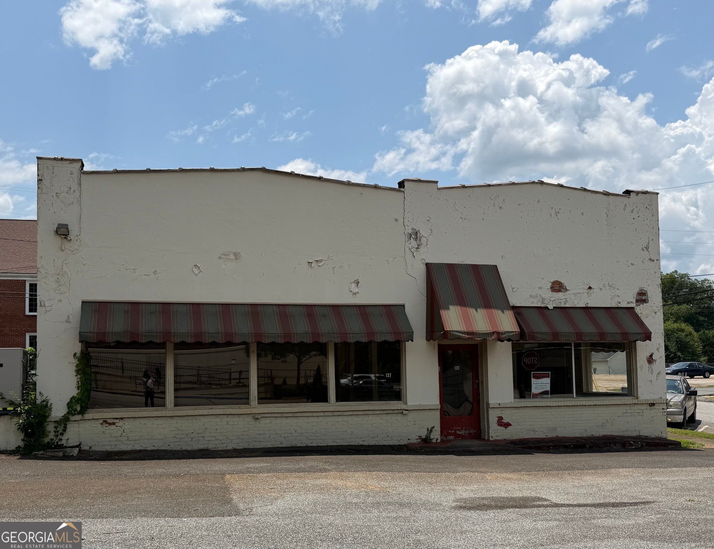 137 W Main St — photo