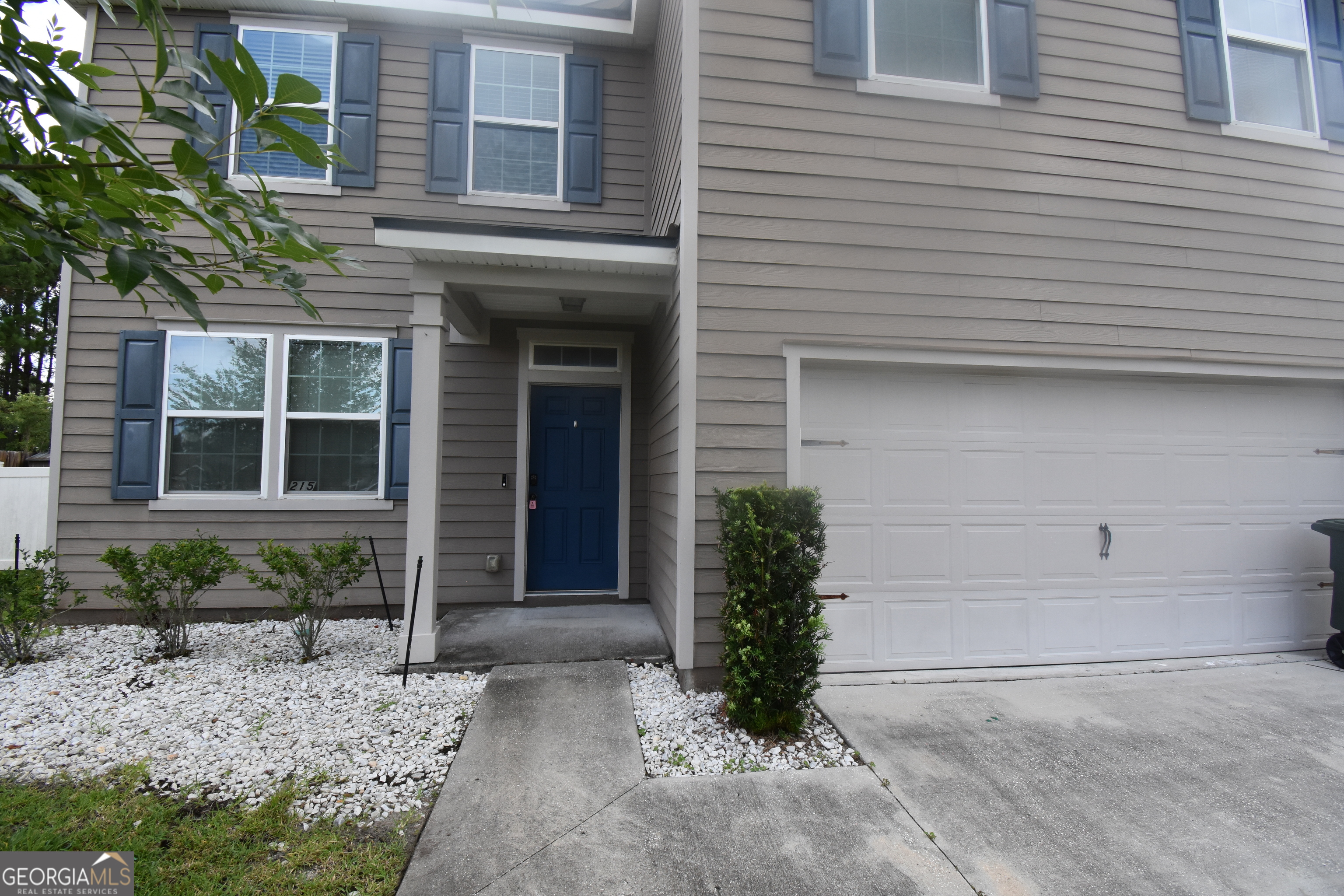 215 Hayworth Ct — photo