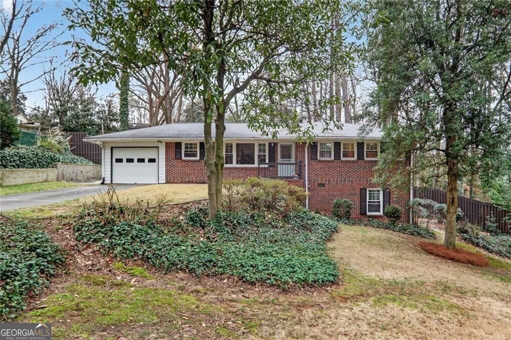 2560 Skyland Trl NE — photo