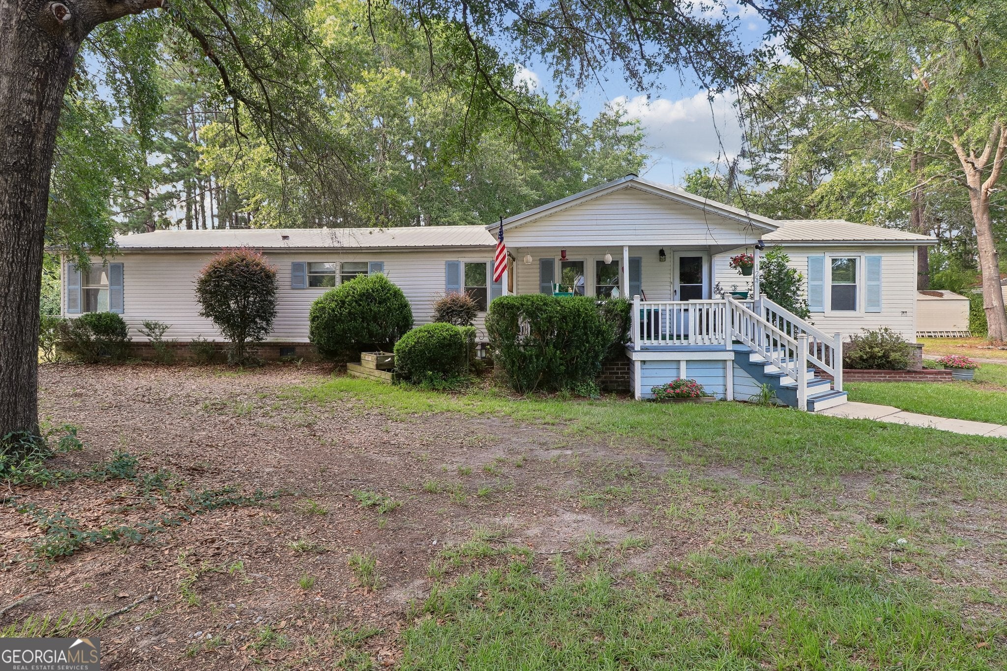 124 Edgewater Dr — photo