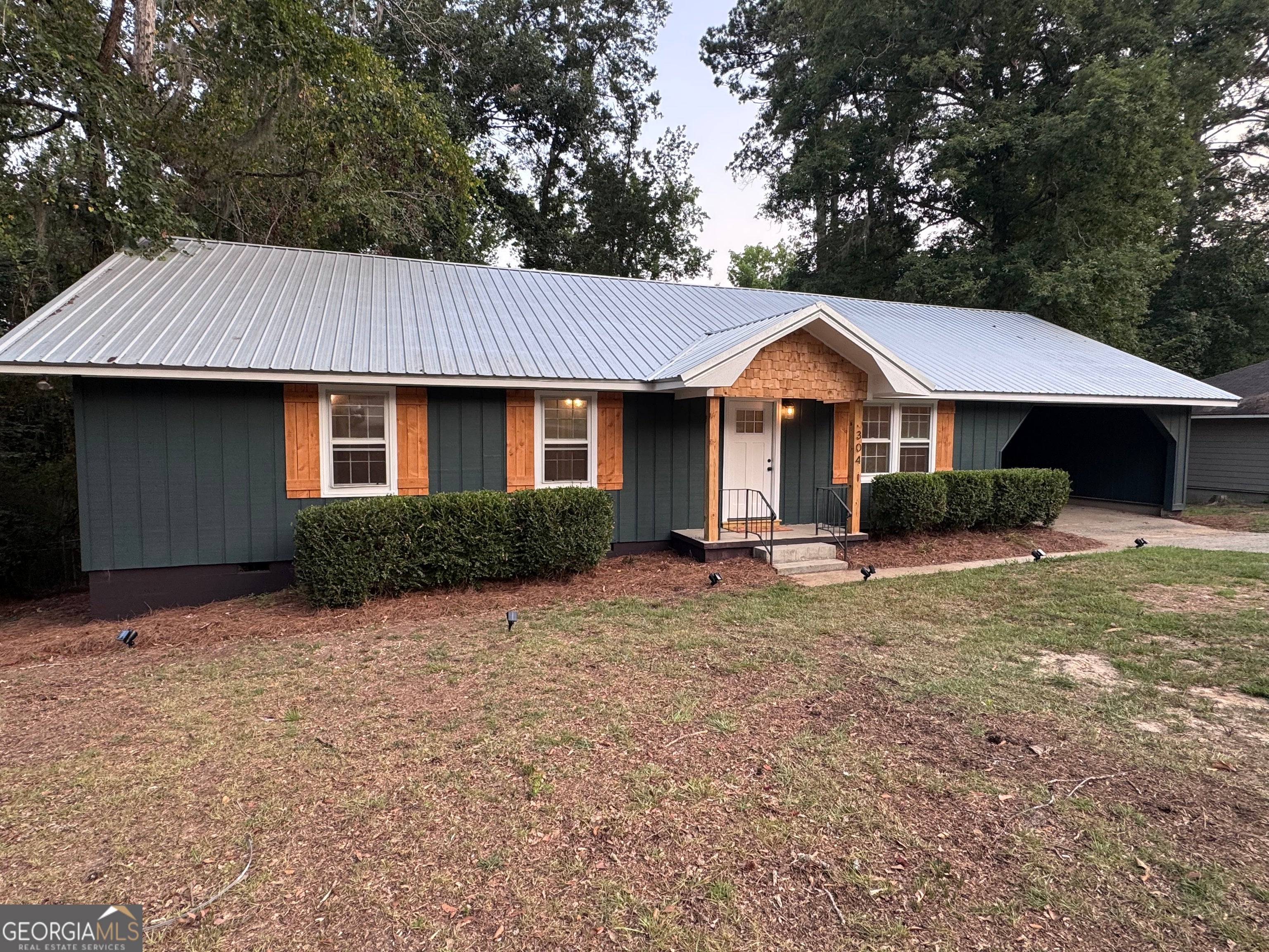 304 Pinewood Dr — photo