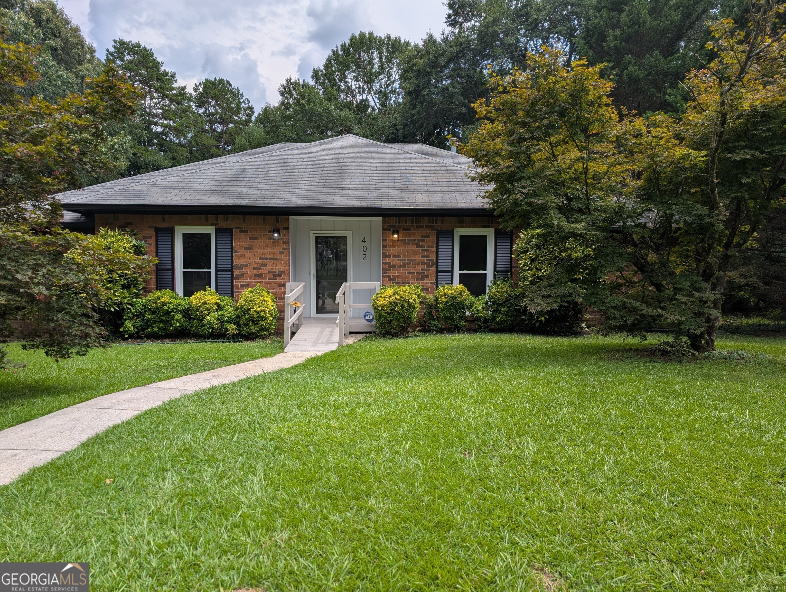 402 Pheasant Run SE — photo
