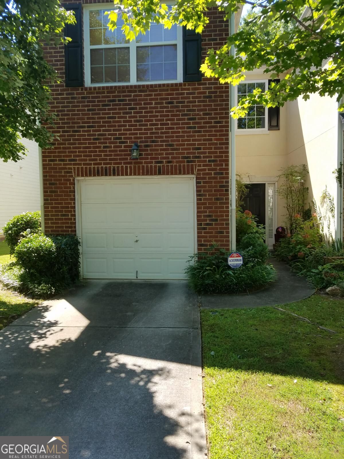 844 Biltmore Ct — photo