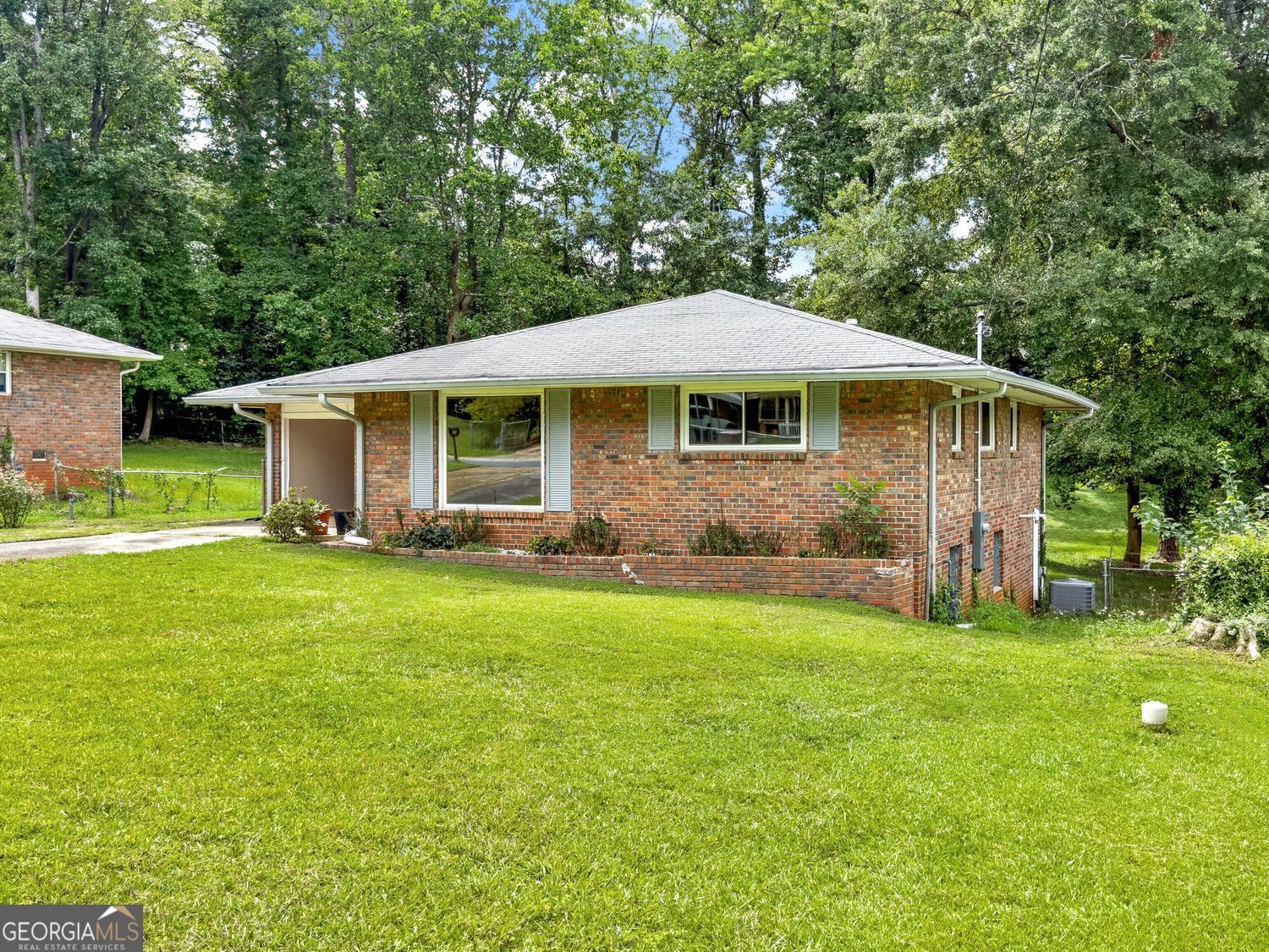 565 Wavelyn Way — photo