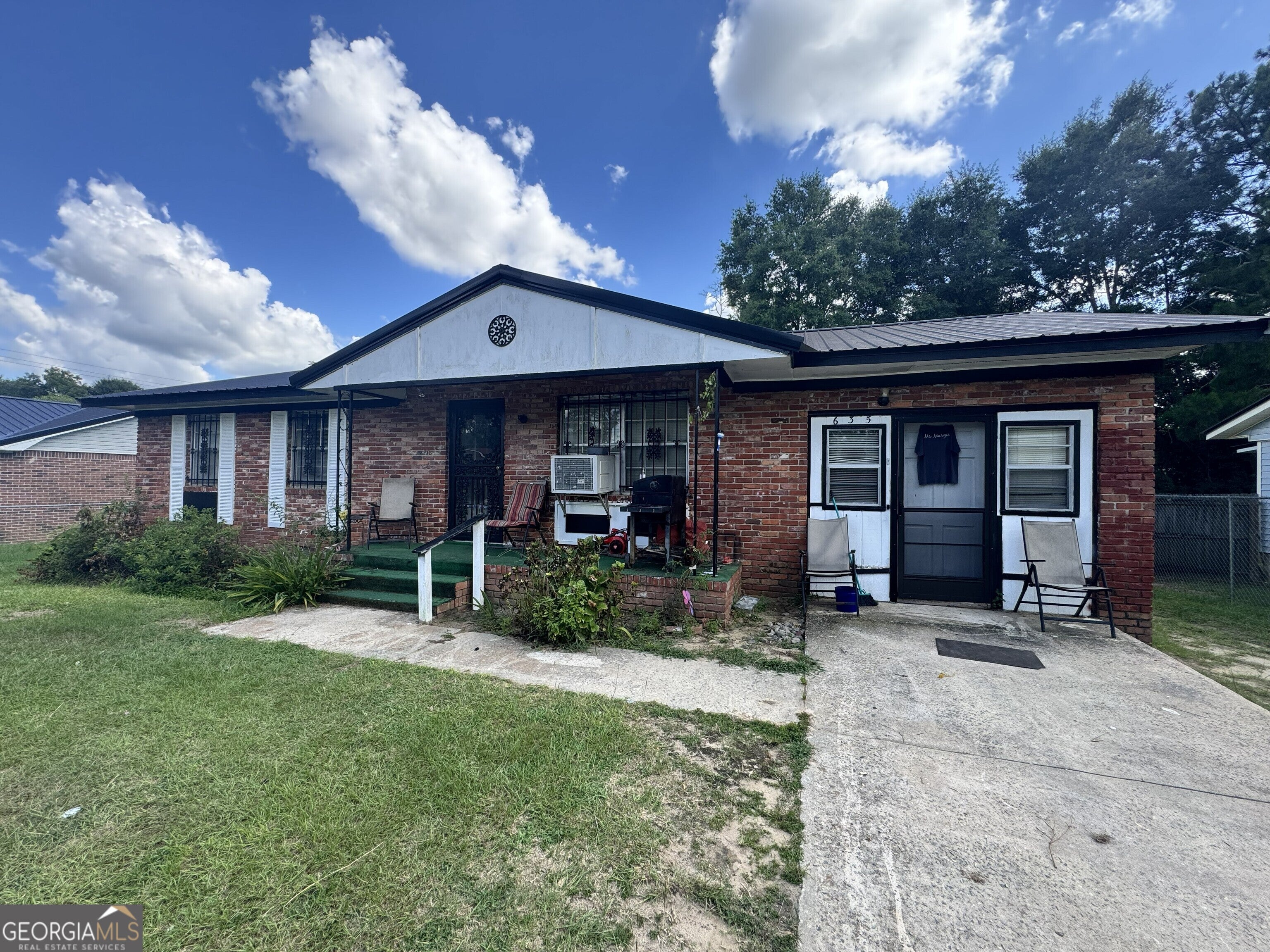 635 Majestic Ln — photo