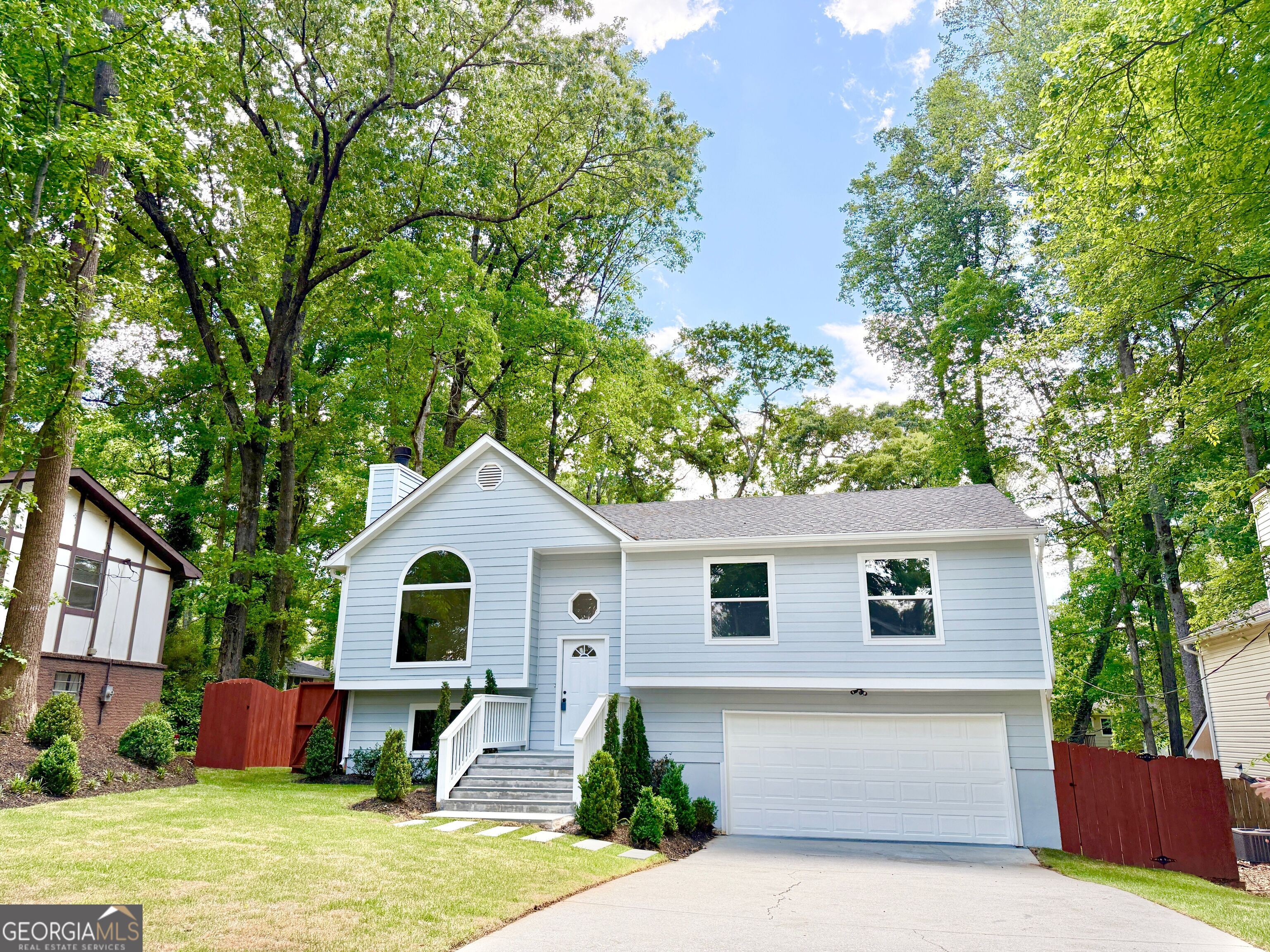 8399 Lake Dr — photo