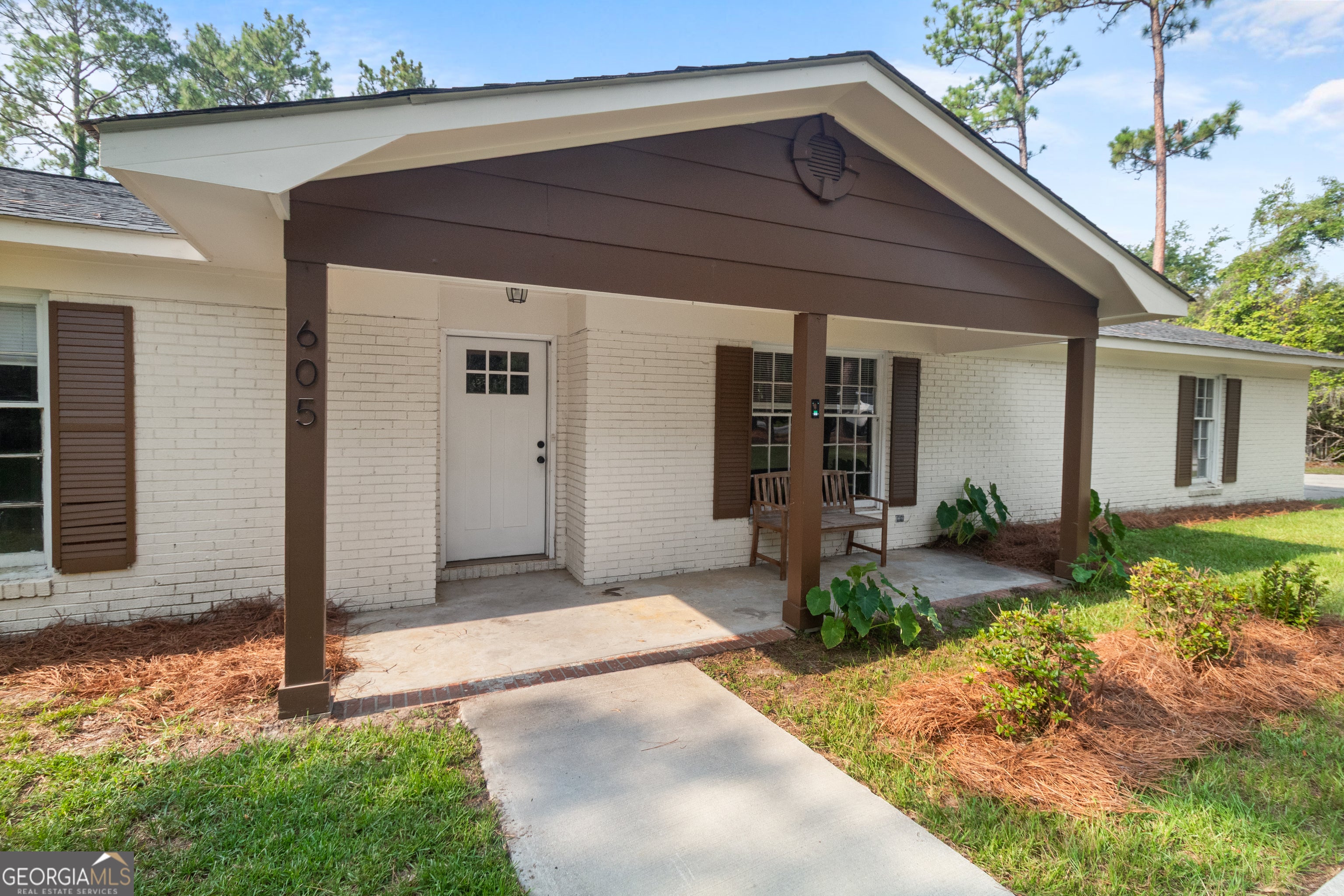 605 Honeysuckle Ln — photo