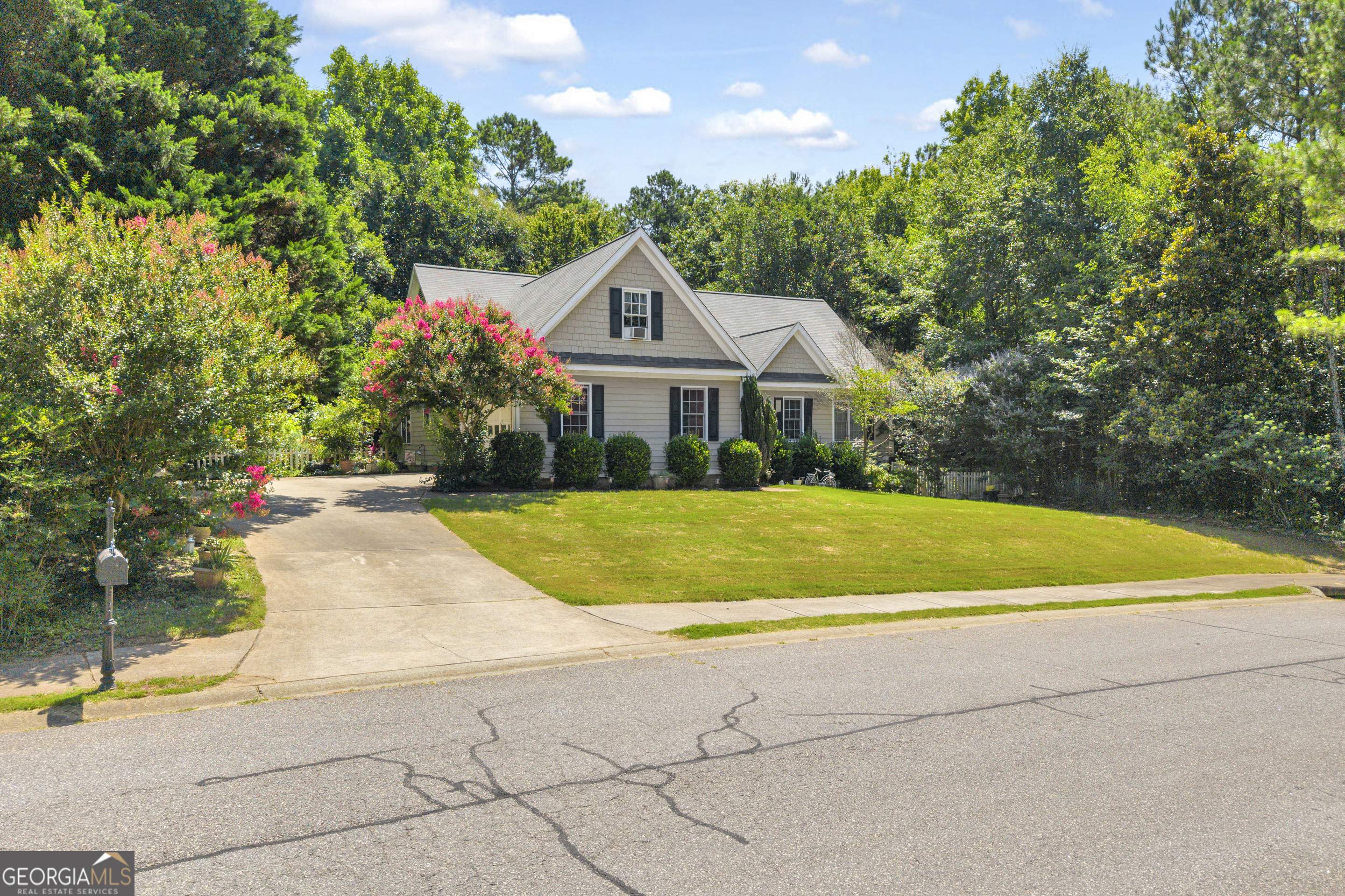 905 Daisy Ln — photo