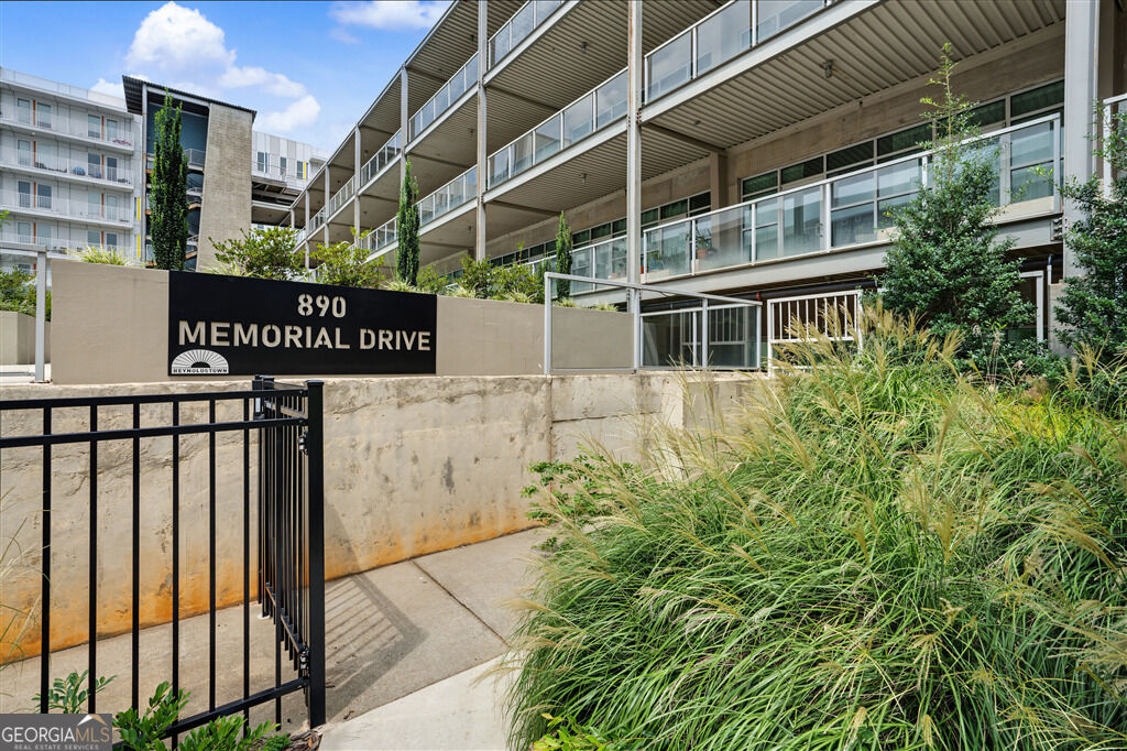 890 Memorial Dr SE 306 — photo