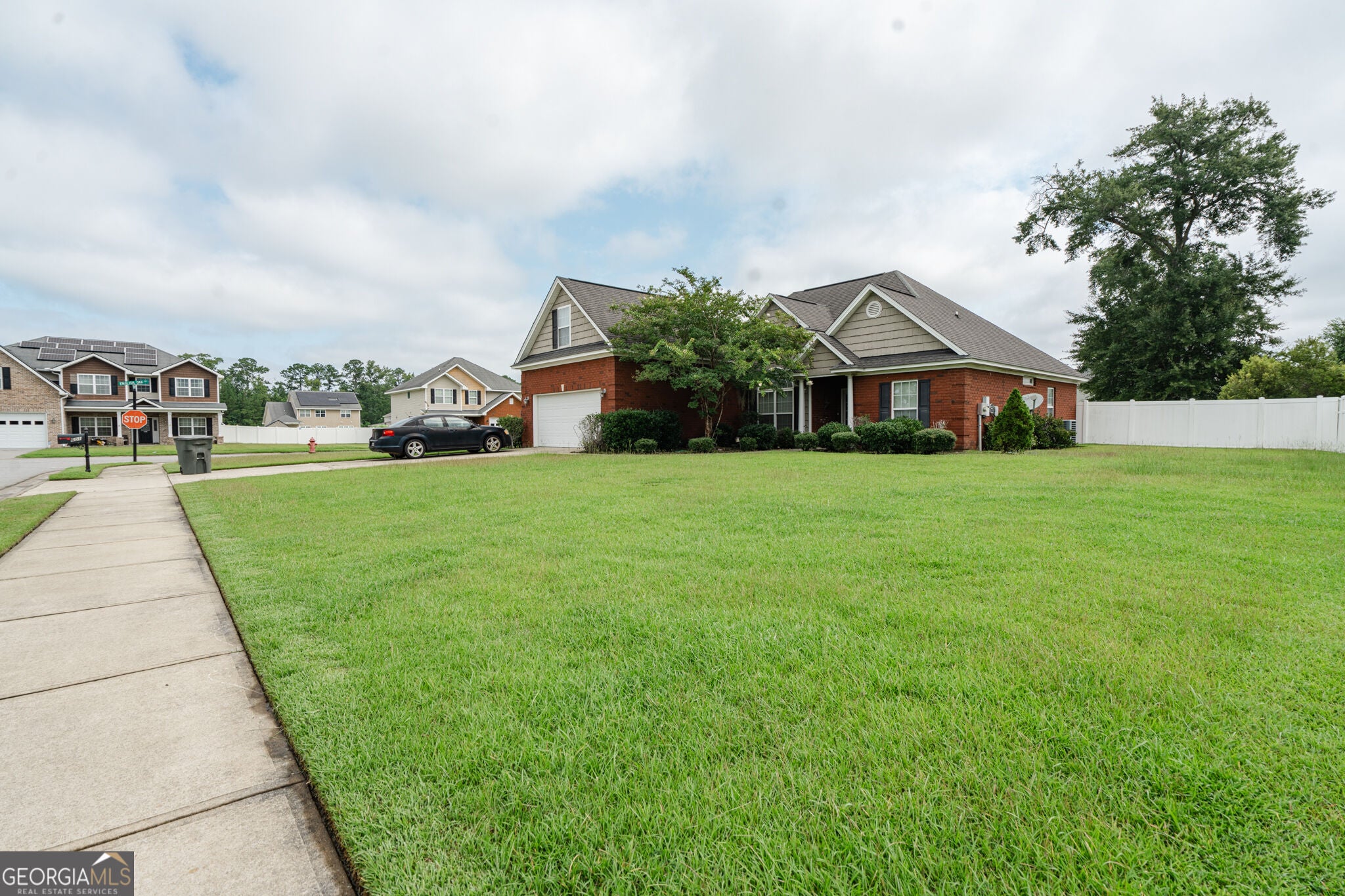 601 Red Oak Ln — photo