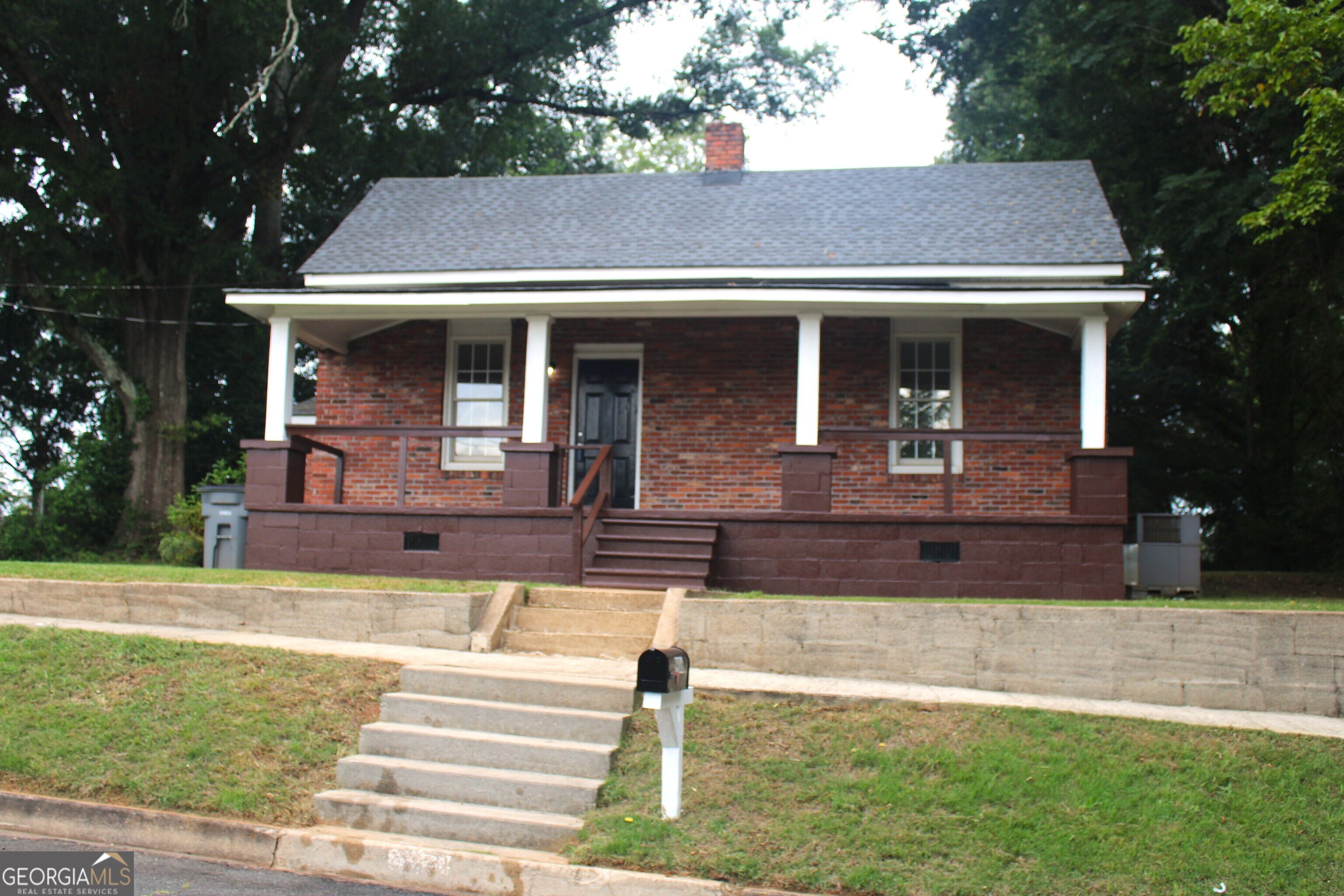 906 Callaway Ave — photo