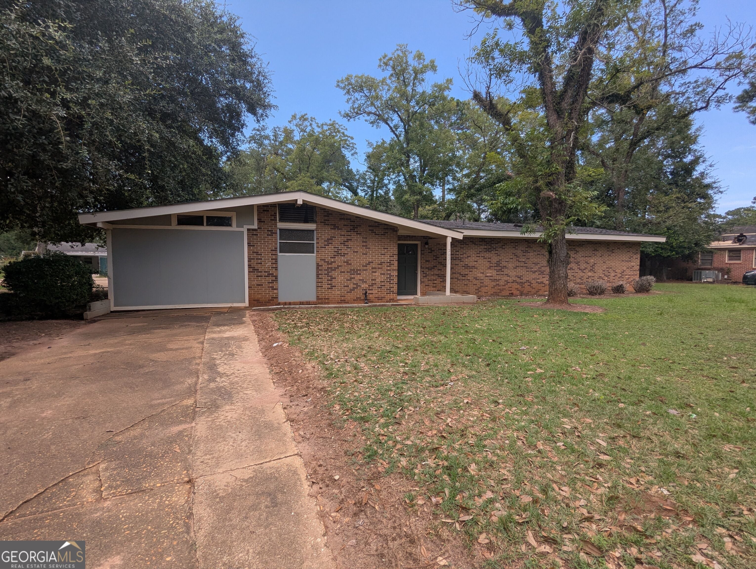 2021 Whispering Pines Rd — photo
