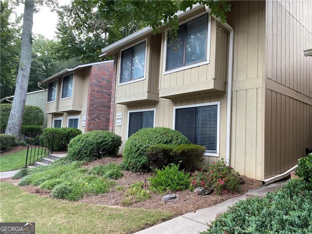 2207 Surrey Ct SE — photo