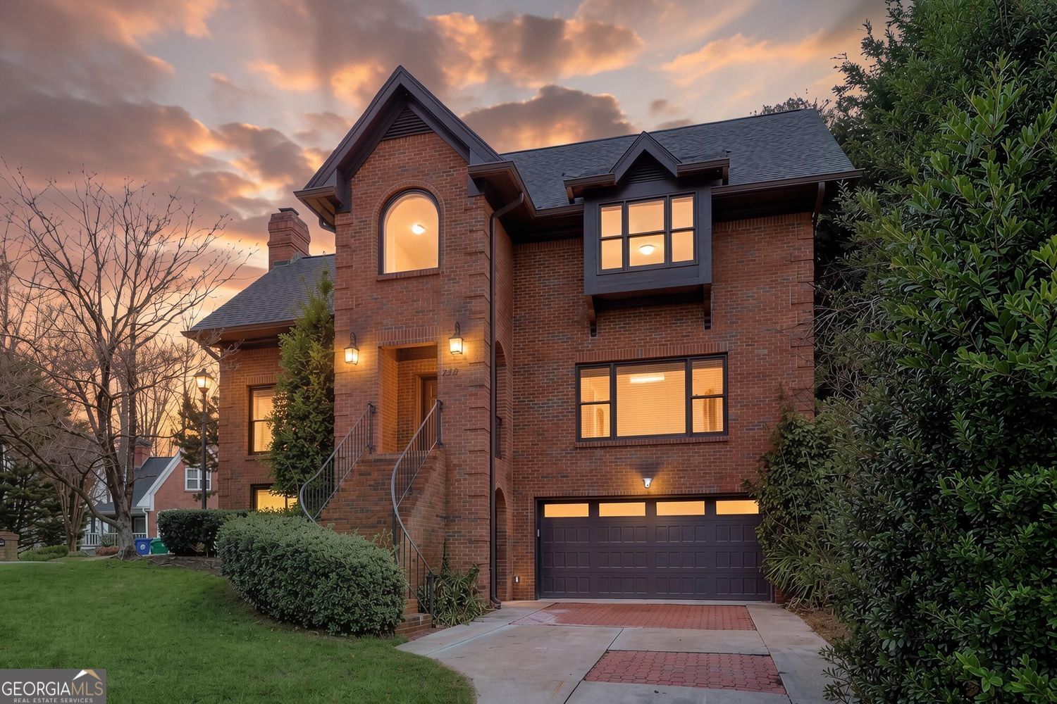 2441 Kings Ct NE — photo