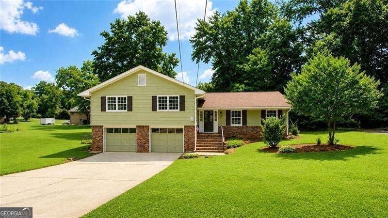 703 Foxcroft Trl SE — photo