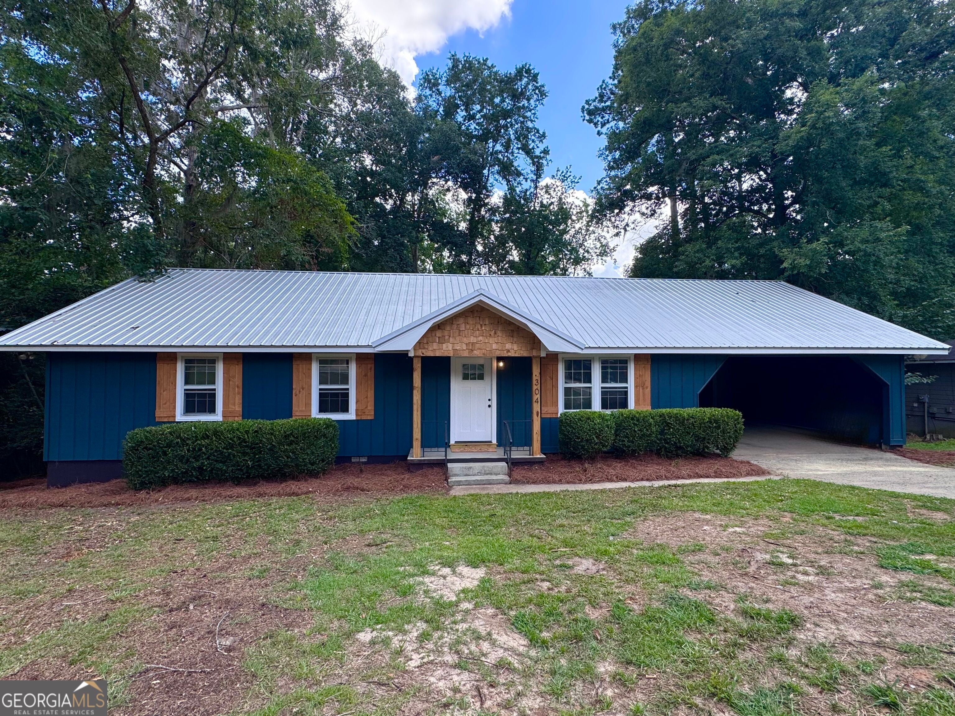 304 Pinewood Dr — photo