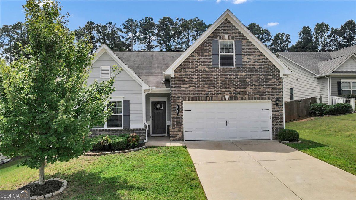 221 Woodford Dr — photo