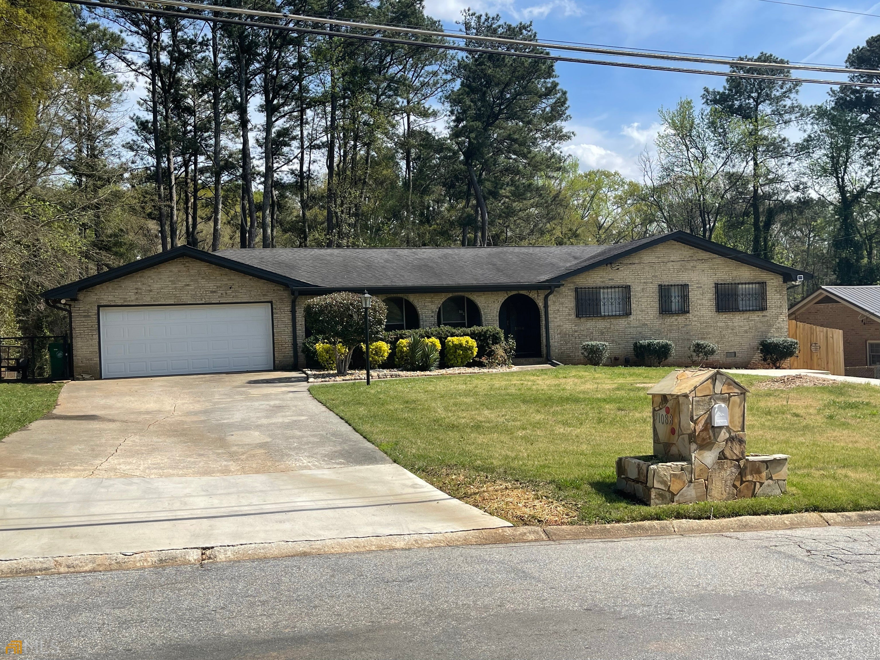 1088 Sherrington Dr — photo