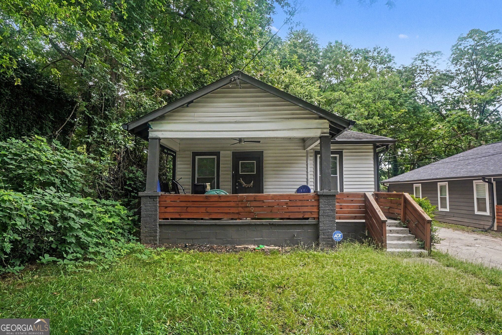 2494 Lester St — photo